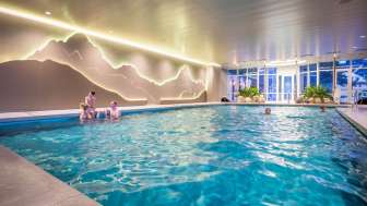 Familie im Schwimmbecken