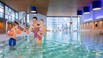 Einstieg ins Schwimmbecken