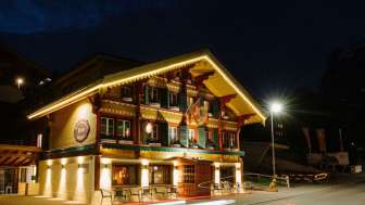 Aussenansicht in der Nacht