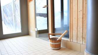 Kaltwasserkessel vor der Sauna