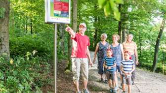 Die Familie startet den Swiss-O-Finder Grindelwald
