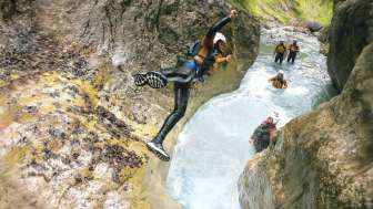 Man springt ins Wasser