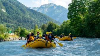 2 Boote mit Berg Hintergrund