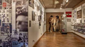 Wand mit Publikationen