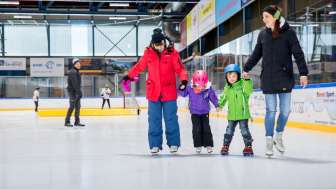 Familie auf Schlittschuhen