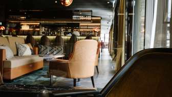 Lobby mit der Bar im Hintergrund